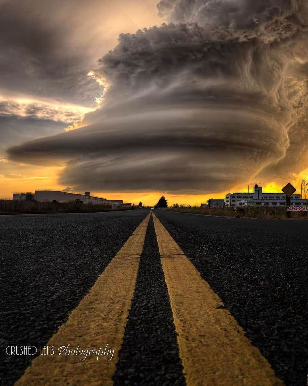 Canon Photographyさんのインスタグラム写真 - (Canon PhotographyInstagram)「A crazy UFO shaped supercell ⚡️  Photography // @crushedlensphotography Curated by @steffeneisenacher  #supercell #stormchasing #stormphotography #weatherphotography #thunderstorm」2月21日 22時20分 - cpcollectives