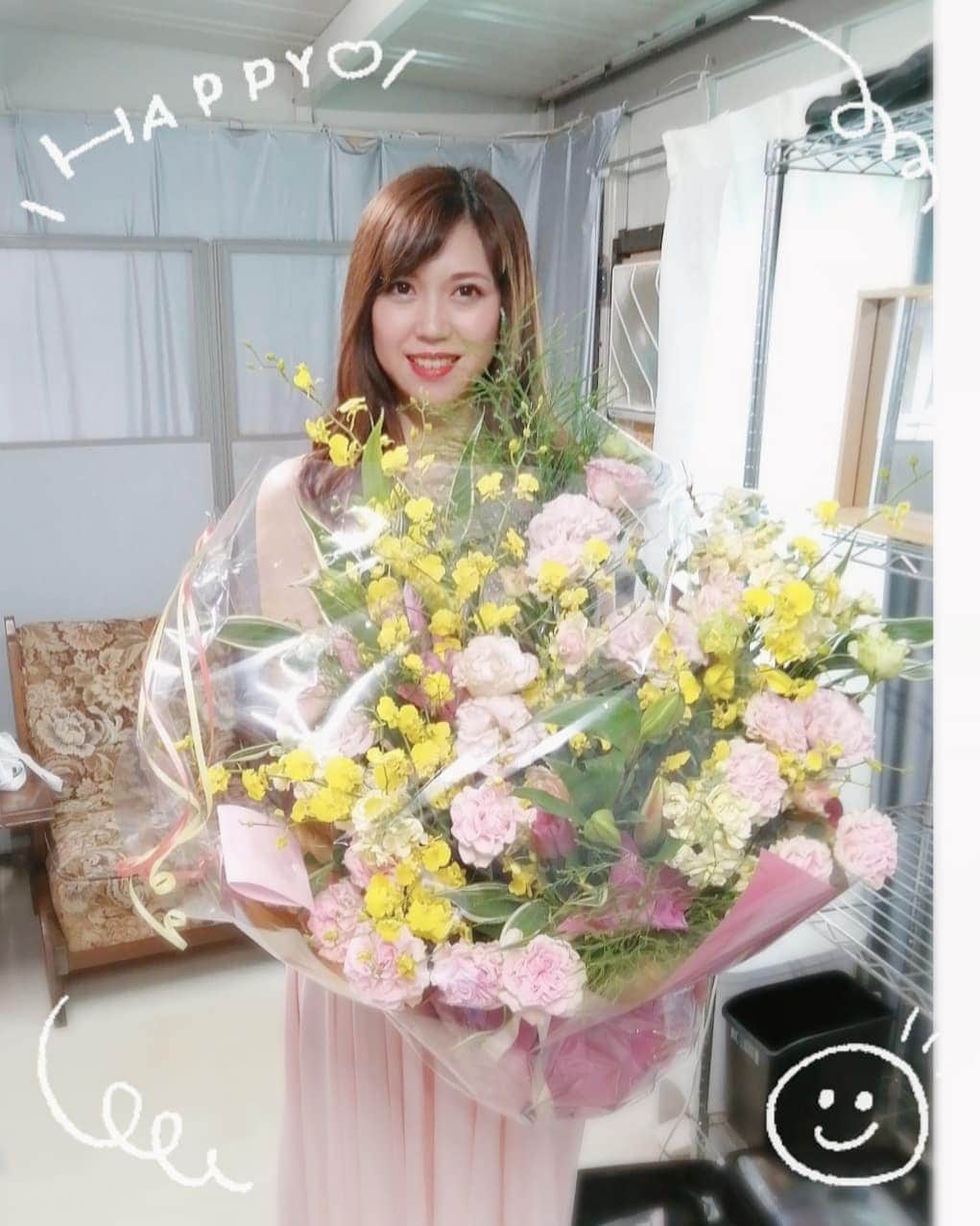 のインスタグラム：「in 楽屋 &贈っていただいたお花💐今日は春？という位ポカポカでしたね🌼 · 先週2/14生配信liveから１週間がたち、今日2/21(日)でアーカイブ(リンクはBlogに)消える予定のようです📺️· 瀬戸マドカ今回生配信liveサイン会初めてで🐥 特典CD受け付け締め切りがあったり そんな中お申し込みなど、ご足労おかけしました(･ェ･｀人)ご参加いただいた皆様*ありがとうございました✨ · 準備期間含め舞台裏はてんやわんやでした🏃スタッフさんもご指示·誘導必死にして下さってました🤘 (特典付きCD 購入受け付け2/21(日)終了) · 皆さん楽しく思い出深いバレンタイン、birthdayをありがとうございました🌼 · 次はホワイトデーに画面越しではなく、 画面から飛び出しますからね～(´ε｀*) よろしくお願いします🎙️ · 3/14(日)イオン南越谷店 (サンシティ広場1階特設ステージ)· 瀬戸マドカミニライブキャンペーン·サイン会·2ショット撮影会 · 13時～(ミニライブ30分予定)(サイン会.2ショット撮影CDご購入のお客様) 〒343-0845 埼玉県越谷市南越谷１丁目２８７６−１ イオン南越谷店 サンシティ広場1階特設ステージ」