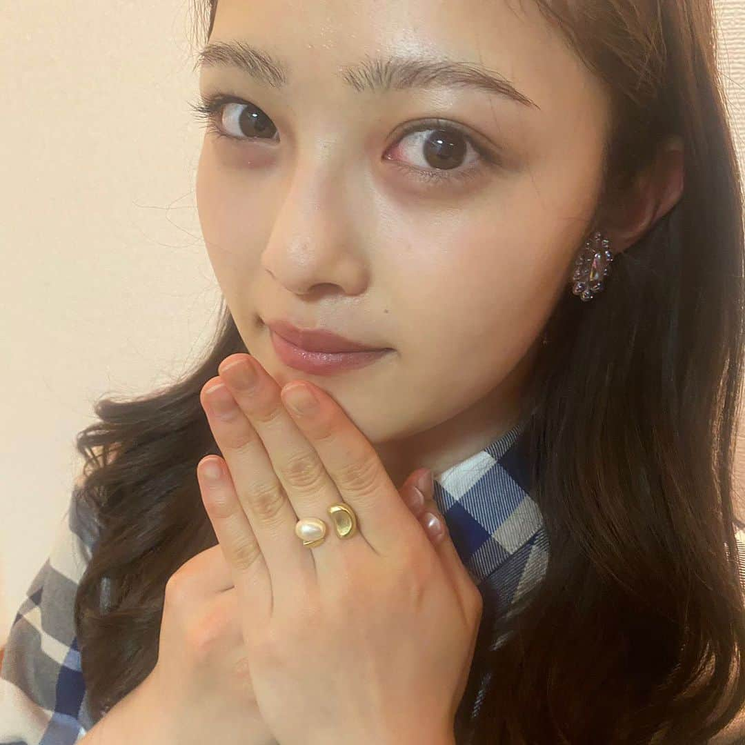 井上咲楽さんのインスタグラム写真 - (井上咲楽Instagram)「. アメみたいでキラキラ可愛いアクセサリーつけてみました！ いままであんまり付けてこなかったけどこれからちょっとずつ楽しんで行けたらいいなと思ってます！🥰🍭💍指輪慣れなくてさわっちゃう🤣 @stacy_brulee」2月21日 22時27分 - bling2sakura