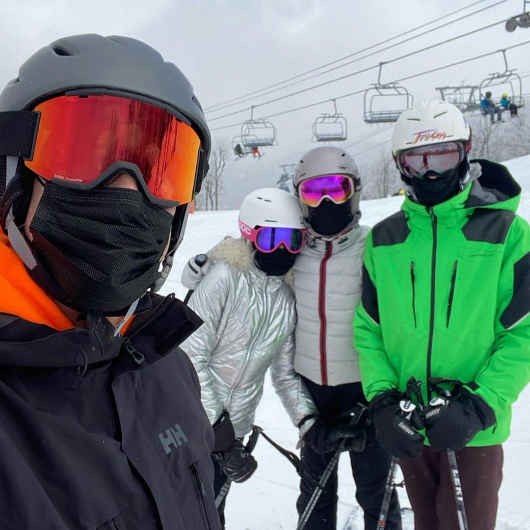 ナイジェル・バーカーさんのインスタグラム写真 - (ナイジェル・バーカーInstagram)「SUNDAY Funday! With my snow angel Jazzaroo @jasmineinesbarker #swipeleft and we even got to hit the slopes yesterday for an awesome ski day!! ❄️🤍❄️ thanks @hanro.official for keeping us warm 🔥⚡️🔥」2月21日 22時30分 - nigelbarker