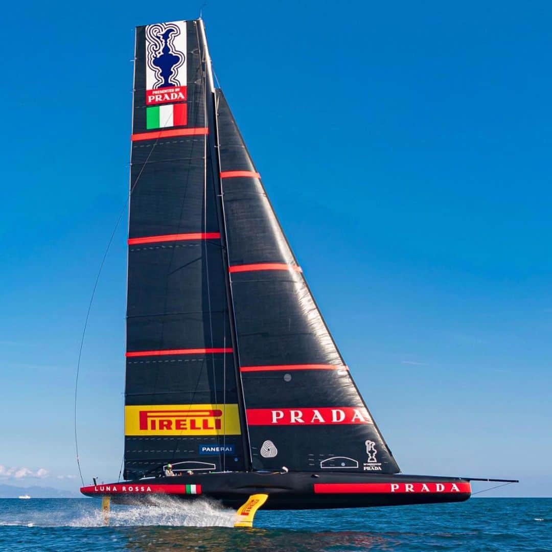 アンナ・デッロ・ルッソのインスタグラム：「What a week end 👏👏👏 massive congratulations to @lunarossachallenge 🇮🇹🥇winner of Prada Cup and @naomiosaka 💖💖💖who just won the Australian Open 🏆  #repost @vanityfairitalia  Trionfo di Luna Rossa nella Prada Cup contro gli inglesi di Ineos vincendo 7 regate contro una: sono bastate 4 giornate di regate per raggiungere il numero di vittorie necessarie per conquistare la coppa, la selezione degli sfidanti al trofeo più antico dello sport, e raggiungere la finale di America’s Cup.   Dopo 21 anni l’Italia della vela torna in finale e si gioca per la terza volta la possibilità di portare a casa la Coppa America, il più ambito fra i trofei del mondo della vela. Era successo nel 1992 con il Moro di Venezia e nel 2000 sempre con Luna Rossa. Come 21 anni fa affronterà in finale di America’s Cup (si assegna la 36esima) i padroni di casa di Team New Zealand, dal 6 al 15 marzo.   «È un grande giorno per Luna Rossa e per l’Italia», ha detto il timoniere palermitano Francesco Bruni, «adesso possiamo cominciare a pensare a New Zealand. Oggi siamo stati perfetti ma sappiamo che, se vogliamo battere i padroni di casa, dobbiamo migliorare ancora di più» #lunarossa #australianopen #naomiosaka」
