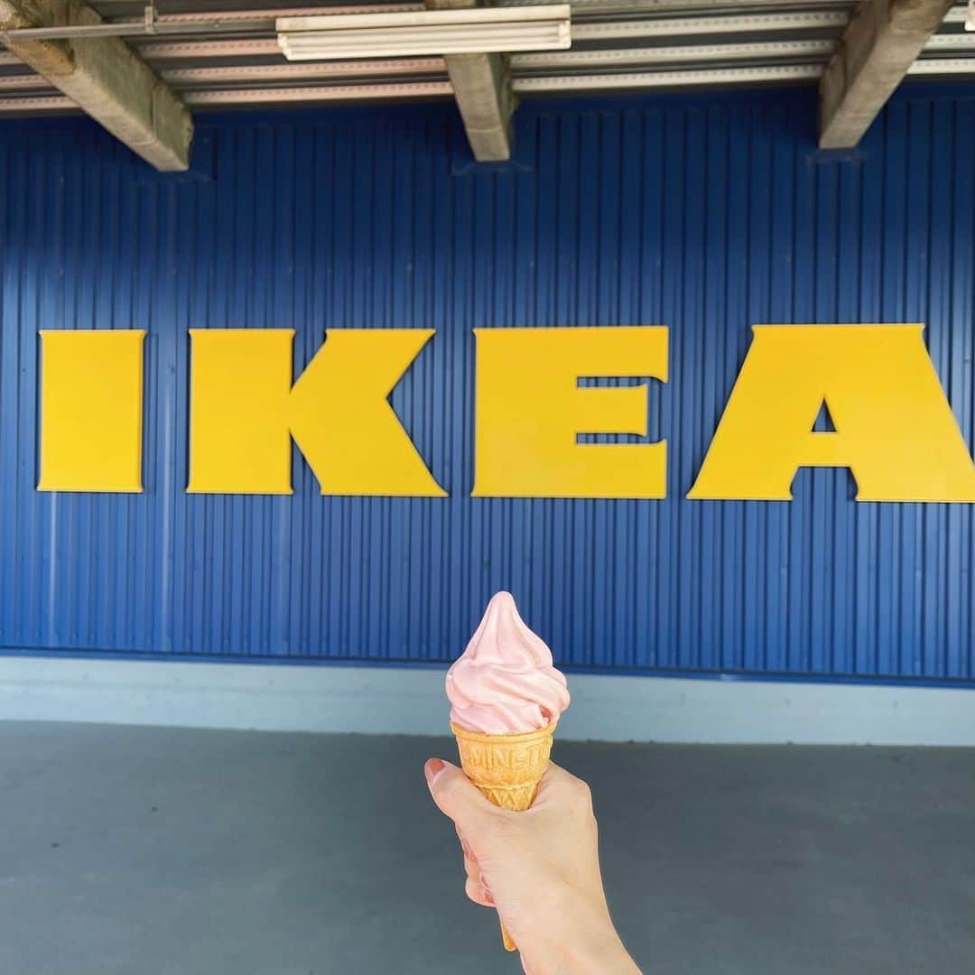 𝗔𝗜のインスタグラム：「💛IKEA💛 . 仕事用の椅子を買いに久々に！💫 . そしたらソフトクリームが あまおう🍓になってたよ！🤍 . なかなか高さがあう椅子がなかったので また平日にリベンジだ〜✨✨ . サステナブル商品が増えていた気がした😌🤍 . 娘はうさぎさんをお持ち帰り🐇💞 . #IKEA #ikeahome #インテリア #インテリア雑貨 #椅子 #仕事用 #サステナブル #ソフトクリーム #ソフトクリーム部 #あまおう #いちご #ママライフ #ママスタグラム #子供のいる暮らし」