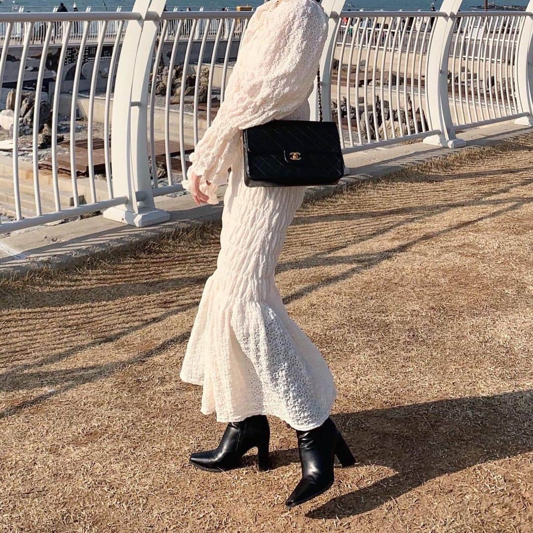 ➕NACOのインスタグラム：「今日は暖かくて春なワンピースで海沿いデート🕊」