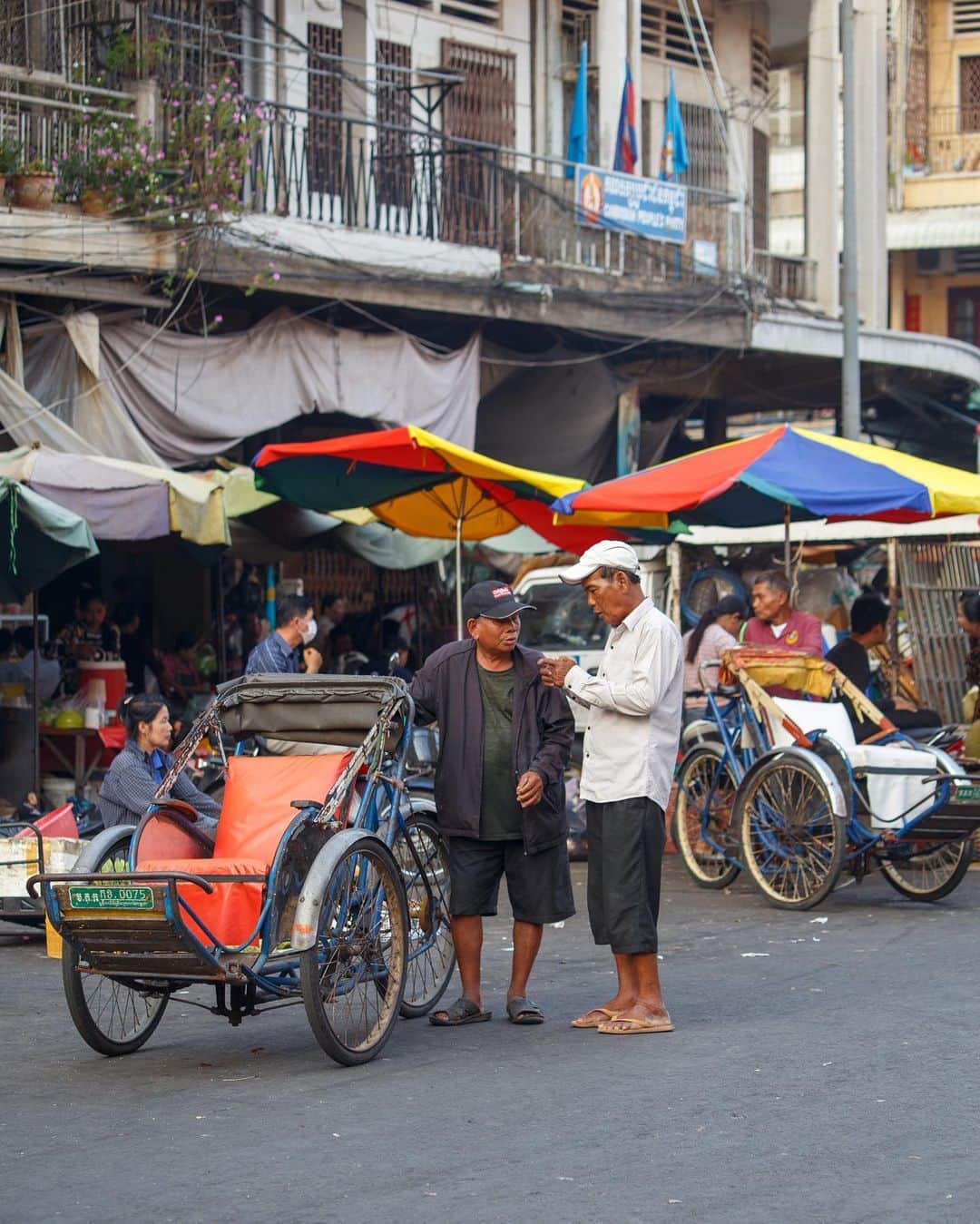 Shunsuke Miyatakeのインスタグラム：「Seeking sage advice, Phnom Penh, Cambodia」