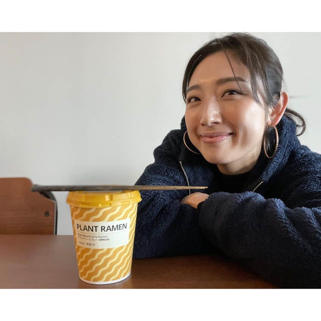 太田彩乃のインスタグラム：「最後に食べたのいつか思い出せないカップラーメン🤣 この前IKEAで "PLANT RAMEN" というプラントベースのカップラーメンを見つけたので食べてみました！  植物由来でノンフライ麺🌿 化学調味料、パームオイルも不使用！  久しぶりのカップラーメン、というかラーメン自体も久しぶりすぎだし、罪悪感もなく食べれて美味しかった。笑 . . #プラントベース #IKEAFOOD #フレキシタリアン #plantramen」