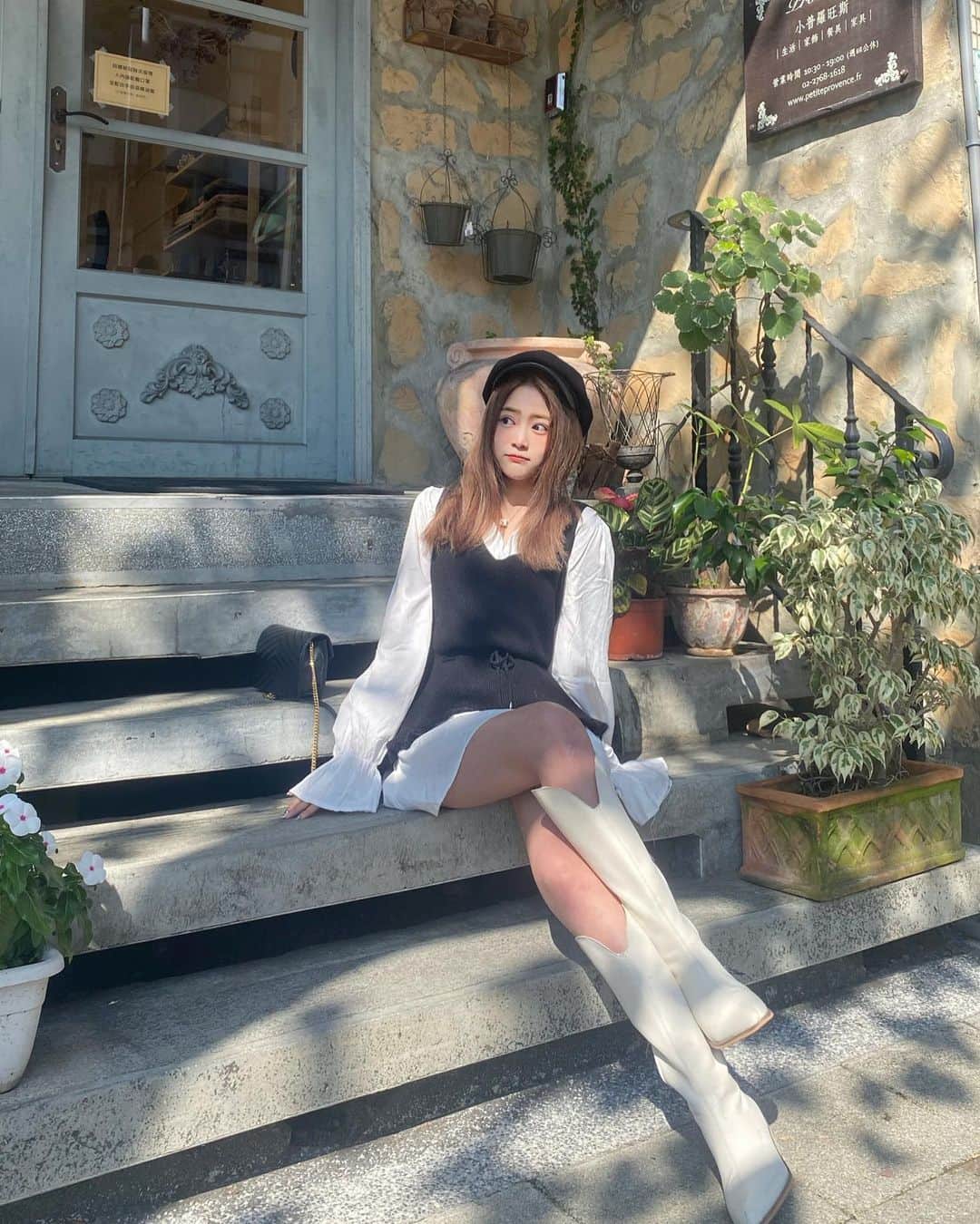 徐薇涵（Wei Han Xu）のインスタグラム：「拍完照才發現 原來我靴子👢的拉鍊沒拉 難怪皺皺的呀 153外拍蘿莉人妻點哥 @dian_tsou  還是很會拍照的嘛～」