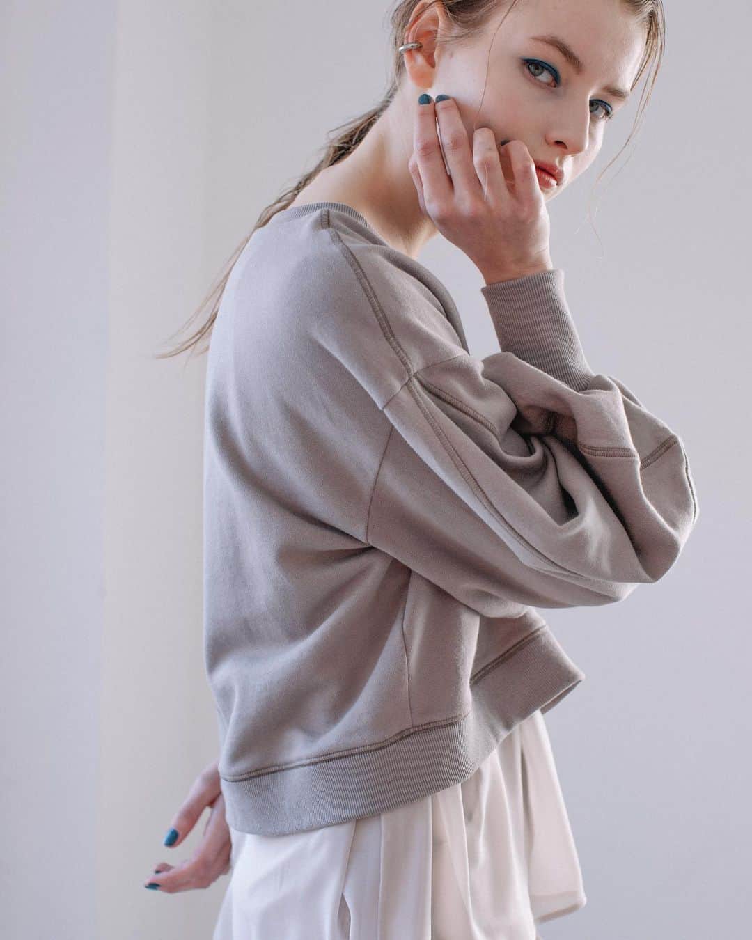 AULA AILAのインスタグラム：「【AULA AILA 2021 SS COLLECTION】  REVERSIBLE PULLOVER	 COLOR: OFF WHITE/GRAY/BLACK SIZE:0  ¥15,000   ✔️OFFICIAL WEB STOREにて好評発売中。」