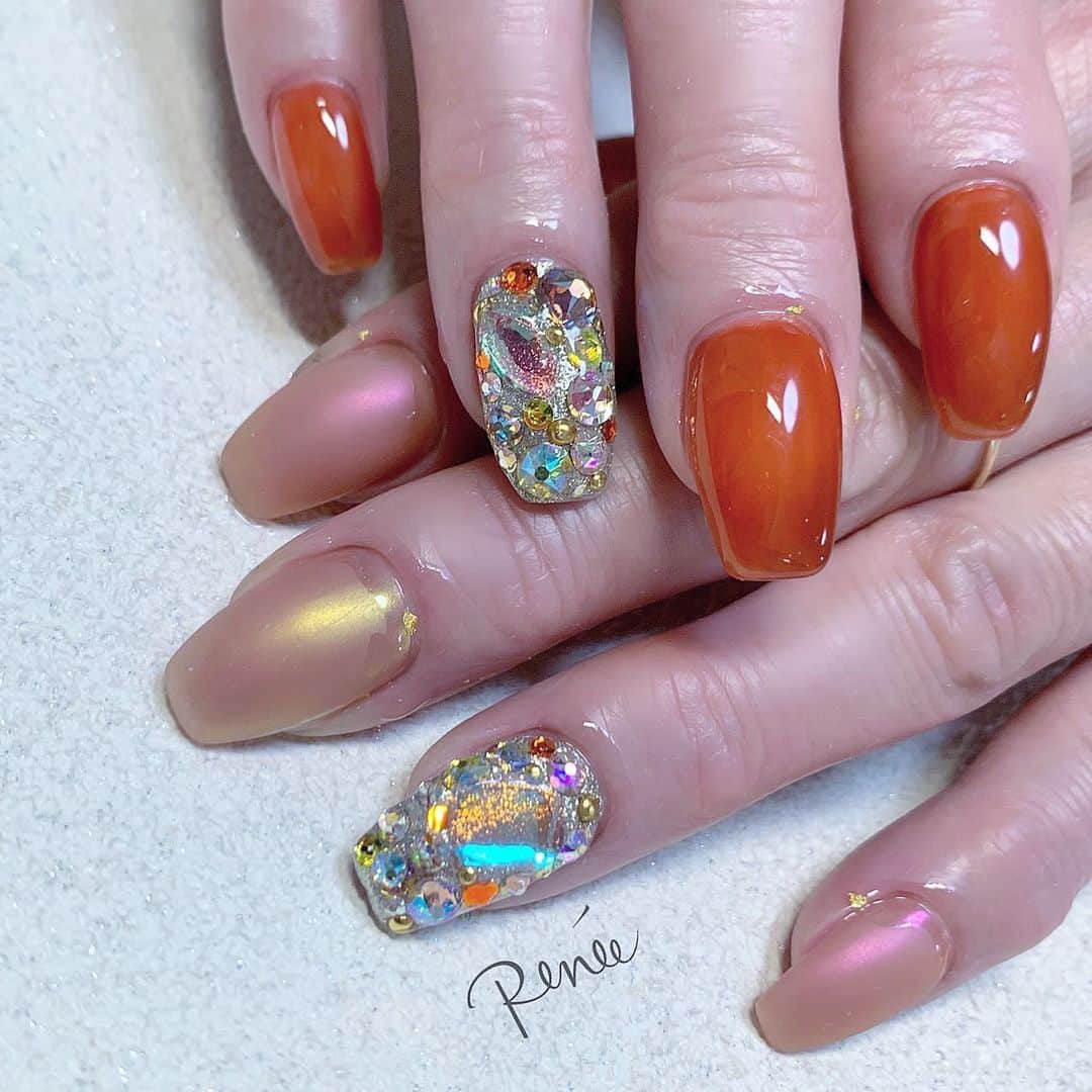 ネイルサロンレネのインスタグラム：「﻿ ﻿ 𝒟𝑒𝓈𝒾𝑔𝓃 𝒷𝓎 𝒪𝒦𝒜𝑀𝒪𝒯𝒪 🐑🌳﻿ ➠ @renee_maiokmt.1030 ﻿ ﻿ ﻿ 左右のアシメントリーデザイン﻿ ﻿ 最近流行りの先細りスクエアで❣️﻿ ﻿ ﻿ ⇩🎉news🎉⇩﻿ ﻿ 2020年11月14日(土)﻿ nailsalon Renée 梅田本店﻿ BEAULAND Ashiya 芦屋店﻿ に続き3店舗目となる﻿ Renée les deux(レネレドゥ)﻿ 梅田2号店オープン！！！﻿ ﻿ ﻿ nailsalon Renée®︎﻿ ￣￣￣￣￣￣￣￣﻿ TV.メディア出演﻿ スタッフ全員資格保持者﻿ カラー300種類以上﻿ パーツ1000種類以上﻿ 雑誌掲載デザイン多数﻿ ﻿ ﻿ ﻿ ▫︎Renée梅田本店﻿ 【open-close】10:00〜21:00﻿ 【定休日】不定休﻿ 【add】大阪市北区堂山町15-23-908﻿ ﻿ ▫︎Renée les deux梅田店﻿ 【open-close】10:00〜21:00﻿ 【定休日】不定休﻿ 【add】大阪市北区堂山町15-23-1003﻿ ﻿ ▫︎Renée by Beauland Ashiya芦屋店﻿ 【open-close】10:00〜21:00﻿ 【定休日】不定休﻿ 【add】芦屋市業平町6-11 Ashiya grotto 302﻿ ﻿ ﻿ ﻿ ﻿ ▶︎▶︎▶︎初回クーポンご利用頂けます﻿ ￣￣￣￣￣￣￣￣￣￣￣￣￣￣￣￣﻿ ご予約はプロフィールTOPのリンク内﻿ URLをご利用下さい。﻿ ﻿ ﻿ ﻿ メニューに迷った方やご相談は…﻿ ﻿ 　　🤍Renée公式LINE🤍﻿ ─────────────﻿  【@bos7903t】←※@から入力🔍﻿ ﻿ ﻿ #nail #nails #gelnails #nailart #ネイル #ジェルネイル #美甲 #네일 #젤네일 #nailsalonrenee #ネイルサロンレネ﻿ #大阪ネイルサロン #梅田ネイルサロン #芦屋ネイルサロン #神戸 #芦屋 #beauland #ビューランド﻿  #芦屋ネイルサロン #instagood#tbt#photooftheday#japanesenailart #네일아트 #ショートネイル #ミラーネイル #美爪ネイル #ビジュー #うめつくしネイル #オレンジネイル #ビジューネイル」