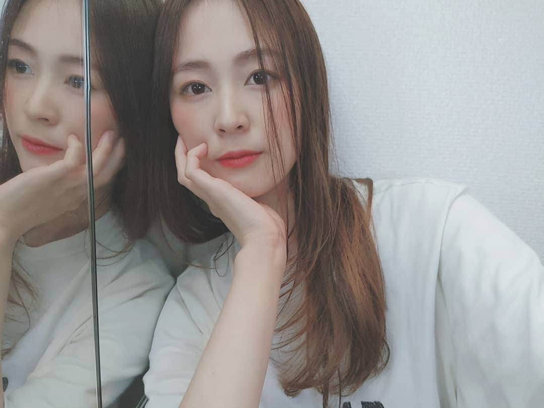 佐野莉子のインスタグラム：「おうち美容（再投稿です🥺）🥚⠀ ⠀ Panasonic Beauty 光エステを美的編集部様（ @bitekicom ）より頂いてお試ししました🙏⠀ ⠀ ずっと気になってたやつ！⠀ シェーバーでのセルフケアとは滑らかさが違う〜🥚⠀ ⠀ いつも指輪をつけるたびに気になる指毛。⠀ ベースメイクをのせると気になる顔の産毛。⠀ 暖かくなって半袖を着ると気になる腕毛。⠀ あと、サロンに行くのは気恥ずかしいデリケートゾーンとか。⠀ アタッチメント（ボディ・Vゾーン用、フェイス用、Iゾーン用）を使い分ければ、全身1台でケアできます💯⠀ ⠀ 新モデルはハイパワーモードが搭載されていて、⠀ メンズの髭もケアできます🧔⠀ ⠀ お気に入りポイントは、 🤍家でできる！簡単！⠀ 🤍毛穴が目立ちにくくなる⠀ 🤍お肌のキメが整う⠀ 🤍肌刺激が少なくて優しい⠀ ⠀ 肌にきちんと密着していない場合や、⠀ 使用できない色味の場所には⠀ 照射できないようになっているので⠀ 初めてでも安心して使えました🙆‍♀️⠀ ⠀ ⠀ @panasonic_beauty ⠀ 光エステ＜ボディ＆フェイス用＞ ES-WP97 ⠀ 3月上旬発売予定⠀ ⠀ #光エステ #美的_パナソニック #エステ #おうち美容 #beauty #ムダ毛ケア #美顔器 #美容 #panasonic #美肌」
