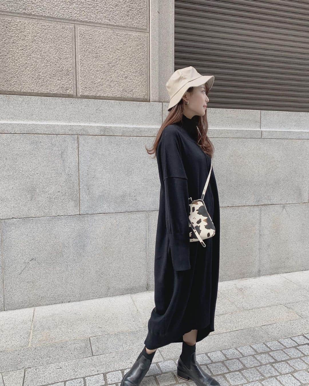 坂田風音のインスタグラム：「🖤﻿ ﻿ ワンピースもバッグも﻿ 現在sold out…♡﻿ ﻿ bucket hat -beige- は﻿ 残りわずかですが在庫ございますっ！﻿ プロフィールのURLより﻿ お買い求め頂けますっ♡♡」