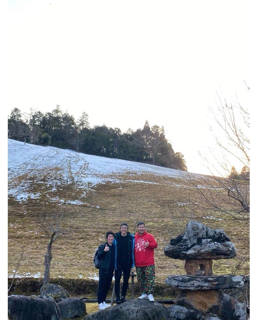 北野貴之のインスタグラム：「お家探しツアー。 山の家に行って⛰ 猿がでたり🐒 温泉に入ったり♨ ️美味しい海鮮料理🐟 素敵な日帰りツアーでした。 場所はあんまりどこか分からないけど、こちらの家は、超山の中。 今回はここには住まないけど夏にBBQとかで来たいね！  #家探し#可愛い弟子」