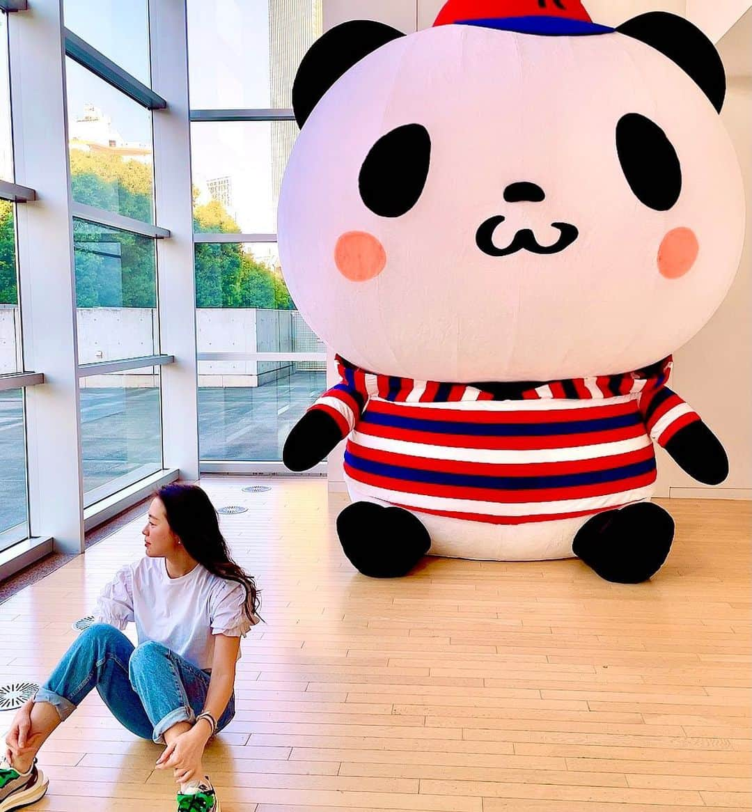 市原佑梨さんのインスタグラム写真 - (市原佑梨Instagram)「パンダとの距離感、、、🐼  #楽天パンダ  ＊撮影時以外はマスクを着用しております😷  #art#artofinstagram#artgallery#artlover#artgallery#artstory#artoftheday#design#designart #tokyo#japan#新国立美術館 #佐藤可士和展#佐藤可士和デザイン#アート#アート好き#デザイン#美術館巡り#美術館好き#アート好き女子#デザイン好き#美術館めぐり#国立美術館佐藤可士和#kashiwasato#kashiwasatoexhibition」2月21日 22時55分 - yuri_ichihara