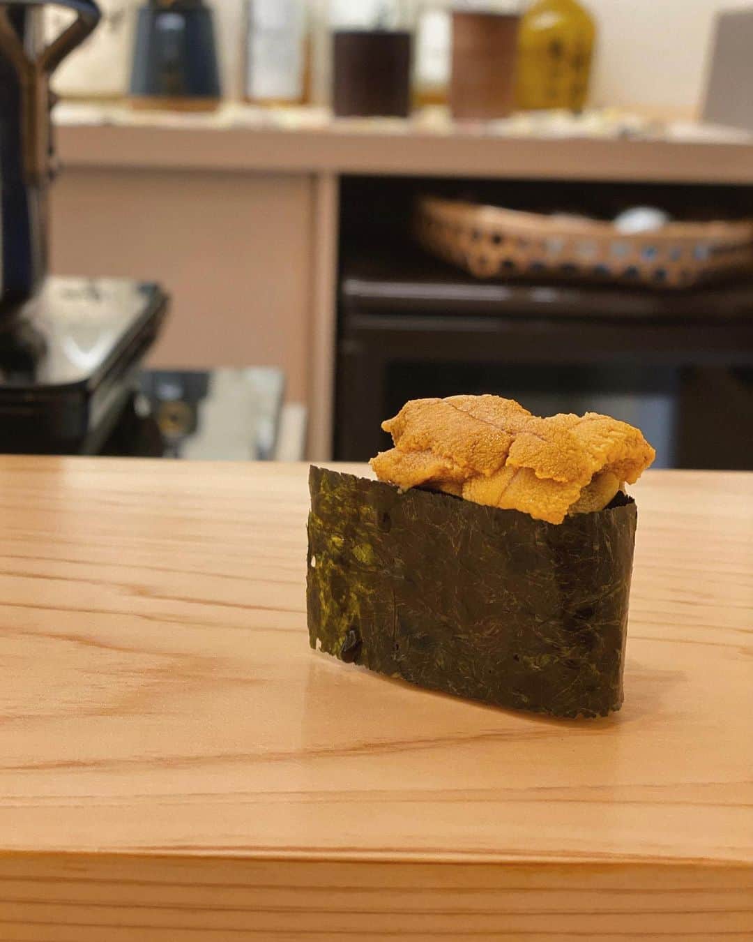 本間愛花さんのインスタグラム写真 - (本間愛花Instagram)「だいすきな場所。 味はもちろんとても美味しいし、 お店も綺麗。 でもそれだけじゃなくて 私はここの大将、小倉さんという人に 魅力を感じている☺️ だからこそまた来たくなるのですね。 とても居心地が良いのです。 やはり、人と人とのつながりなのだな、と。 今日も良い時間でございました。 最高のエネルギー補給💪🏻✨  @sushi_hikari_ogura   #鮨光」2月21日 22時58分 - aikahonma