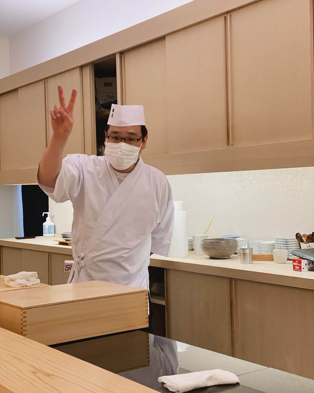 本間愛花さんのインスタグラム写真 - (本間愛花Instagram)「だいすきな場所。 味はもちろんとても美味しいし、 お店も綺麗。 でもそれだけじゃなくて 私はここの大将、小倉さんという人に 魅力を感じている☺️ だからこそまた来たくなるのですね。 とても居心地が良いのです。 やはり、人と人とのつながりなのだな、と。 今日も良い時間でございました。 最高のエネルギー補給💪🏻✨  @sushi_hikari_ogura   #鮨光」2月21日 22時58分 - aikahonma