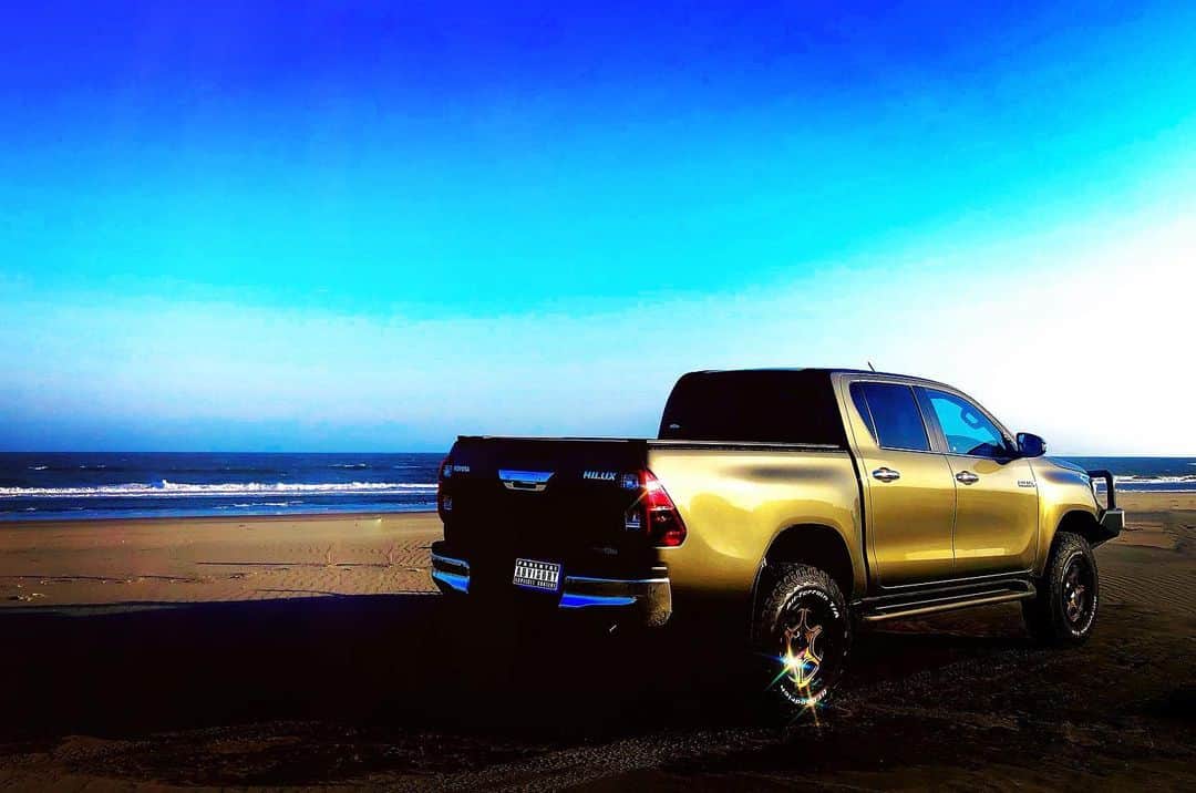 佐々木洋平のインスタグラム：「HILUX × 九十九里浜  #ハイラックス  #hilux  #toyota  #toyotagram   ※砂浜には車乗り入れれないので ポールとかは修正で消しています」