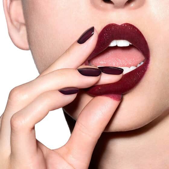 Revlonのインスタグラム：「That's right, we turned our cult classic shade into a matte formula 🍒 #SuperLustrous The Luscious Mattes Lipstick in Black Cherry (021)」