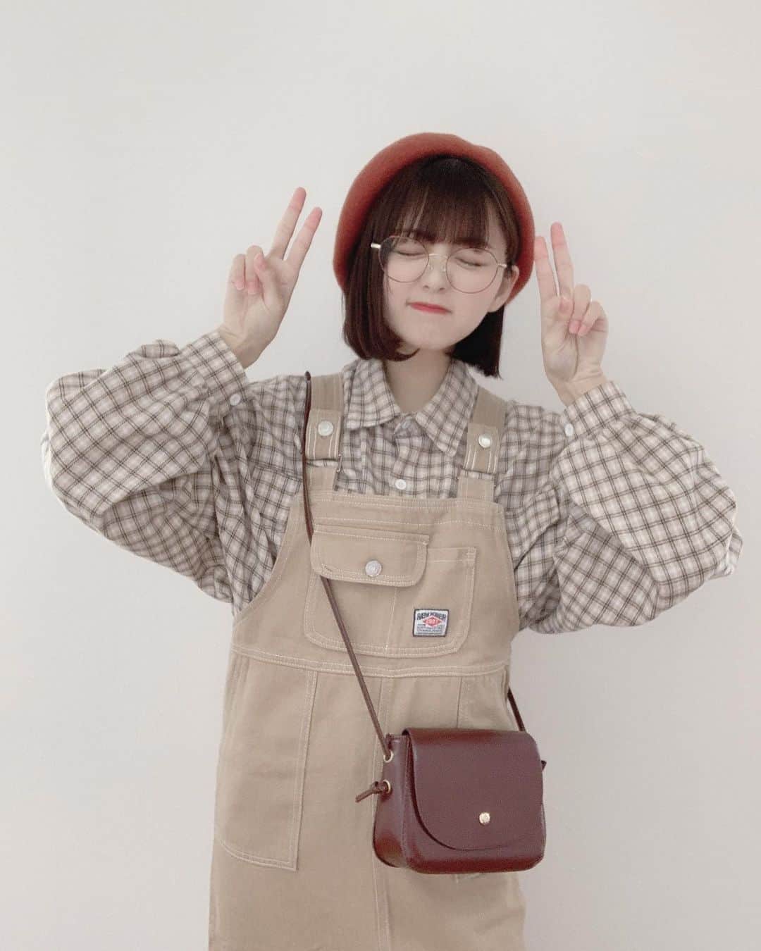 みさねのインスタグラム：「お気に入りコーデ🥺 投稿のリクエスト待ってます☕️ ㅤ チェックシャツ @cham.official_  サロペット @cham.official_  ショルダーバッグ @cham.official_  ㅤ @cham.official_ ゲリラセール中🎉 ㅤ #春コーデ #春服 #チェックシャツ #サロペット #韓国ファッション #韓国コーデ #ボブ #ボブアレンジ #低身長コーデ #古着 #古着コーデ #フルジョ」