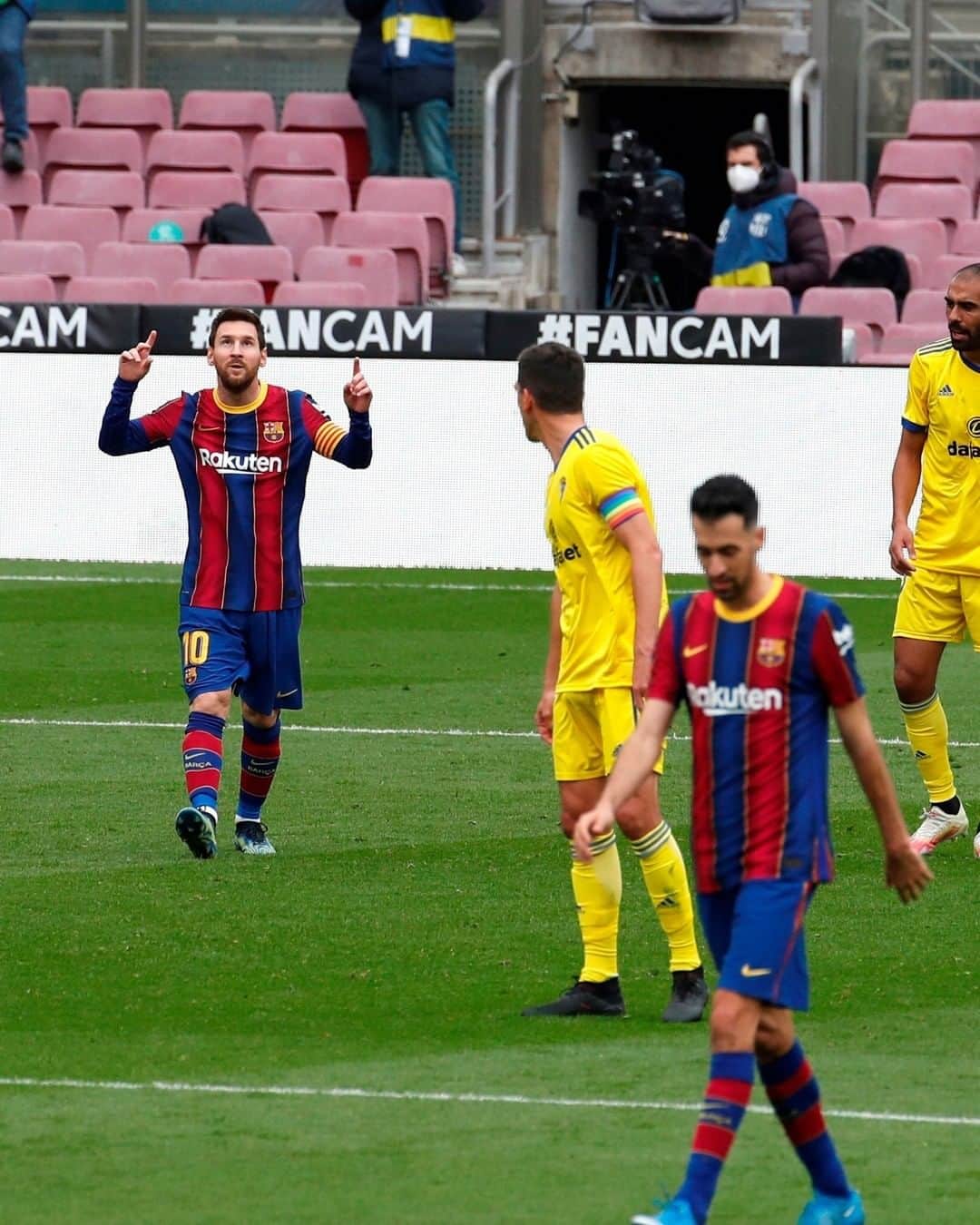 LFPさんのインスタグラム写真 - (LFPInstagram)「☝ 𝐌𝐄𝐒𝐒𝐈 ☝   #Messi #Barça #BarçaCadiz #LaLigaSantander #LaLiga」2月21日 23時17分 - laliga
