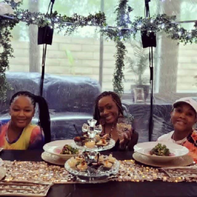 ヴィヴィカ・A・フォックスのインスタグラム：「Happy Blessed Sunday Dawlings! #AboutLastNite at our belated  #Galentines YUMMY dinner In The Garden Bubble! Much LUV to FAB @chefhaydee da LA SQUAD @kia.todd @lovebrit7 Rocking @lionsofparis gear I do not own this music #LifeIsGood #GodIsGood #Blessed #Respect #GurlPower #VivicaFoxHair #TeamVivica  #TeamFox #MyGrindDontStop #LegitimateCareer #BossMoves #LoveWins #InTheGardenBubble #GirlsNiteOut ClassicBadChicks 🤗💖🖤🤑👸🏾💐」