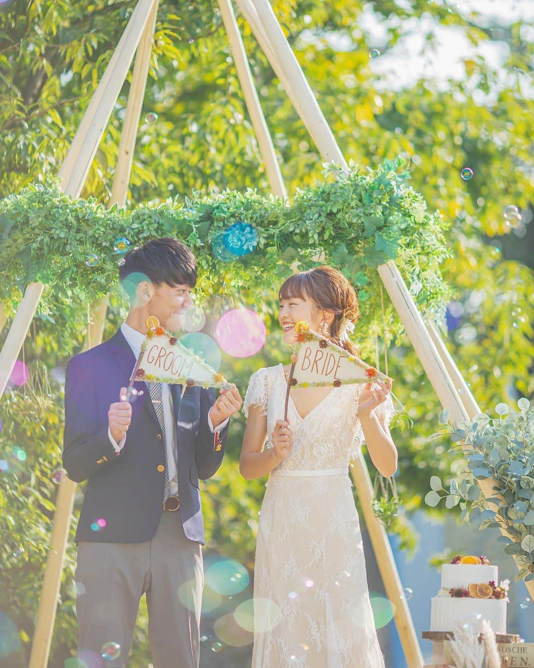 結婚式場ブランレヴュー宇都宮アクアテラスのインスタグラム：「. 花嫁DIY＊  お洒落なフラッグは新婦様の手作り❤︎  緑溢れるガーデンでの前撮りを行いました！ .」