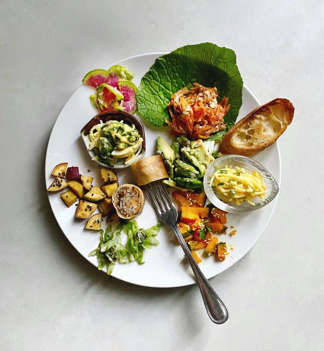 のインスタグラム：「COLORFUL SALAD APPETIZER🌿 #vegetables #salad #appetizer  前菜カラフルサラダ🥗 . ふきのとう、春雨、卵の 豆腐カラシ和え . エリンギとカダイフの春巻き . きゅうりとレモンコンフィ ショートパスタの豆腐ピューレ . 人参&豆腐の麻婆ラペ . ふきのとう豆乳天ぷら . かぼちゃバルサミコ酢炒め . アボカドとピスタチオの ハーブサラダ . 紅芯大根の白酢和え . 豆腐バゲット . #野菜」