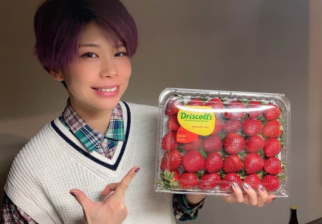 のインスタグラム：「映え苺🍓  ホイップクリーム多めの人生です。」
