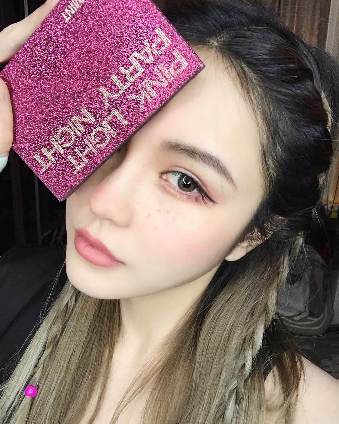 Grace Chowのインスタグラム：「最近喜欢粉粉的妆～大概是春天要到啦 ！给你们看  @code.mint.beauty 三月初要发售的🌸盘《白日梦》美不美」