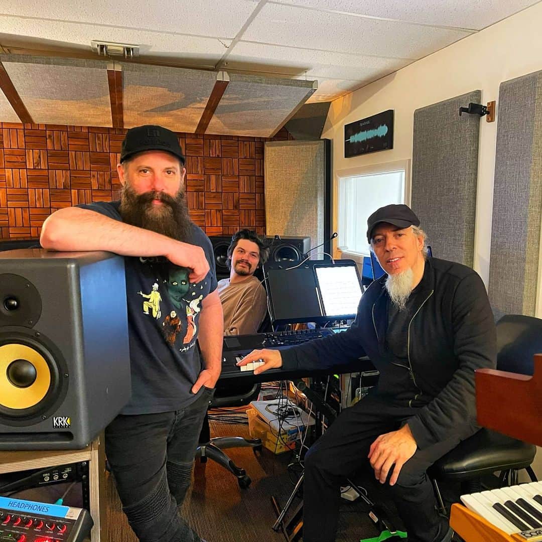 ドリーム・シアターのインスタグラム：「The work continues... #DT15」
