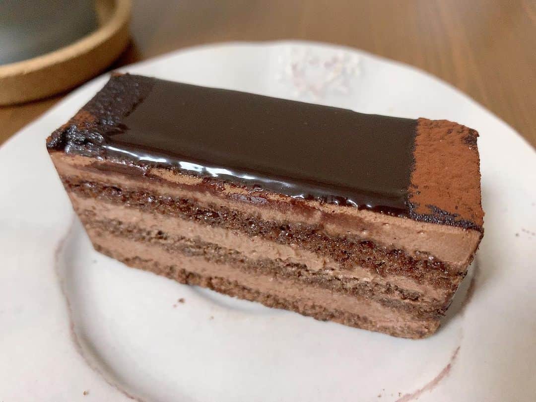嶋梨夏さんのインスタグラム写真 - (嶋梨夏Instagram)「いつぶりだろうっていうぐらい久し振りに食べたケーキが濃厚すぎるガトーショコラで、喉を通ってお腹に入っていく瞬間まで甘くて濃厚で美味しくて、幸せの極みでした🥲✨✨✨ . . . . . #ガトーショコラ #chocolate #chocolatecake #cake #amantokyo #アマン東京 #甘党 #極度の甘党 #photooftheday #JAPAN #avex #avexmanagement #instagood #followme #ricashima #嶋梨夏」2月21日 23時29分 - shimarica_jp