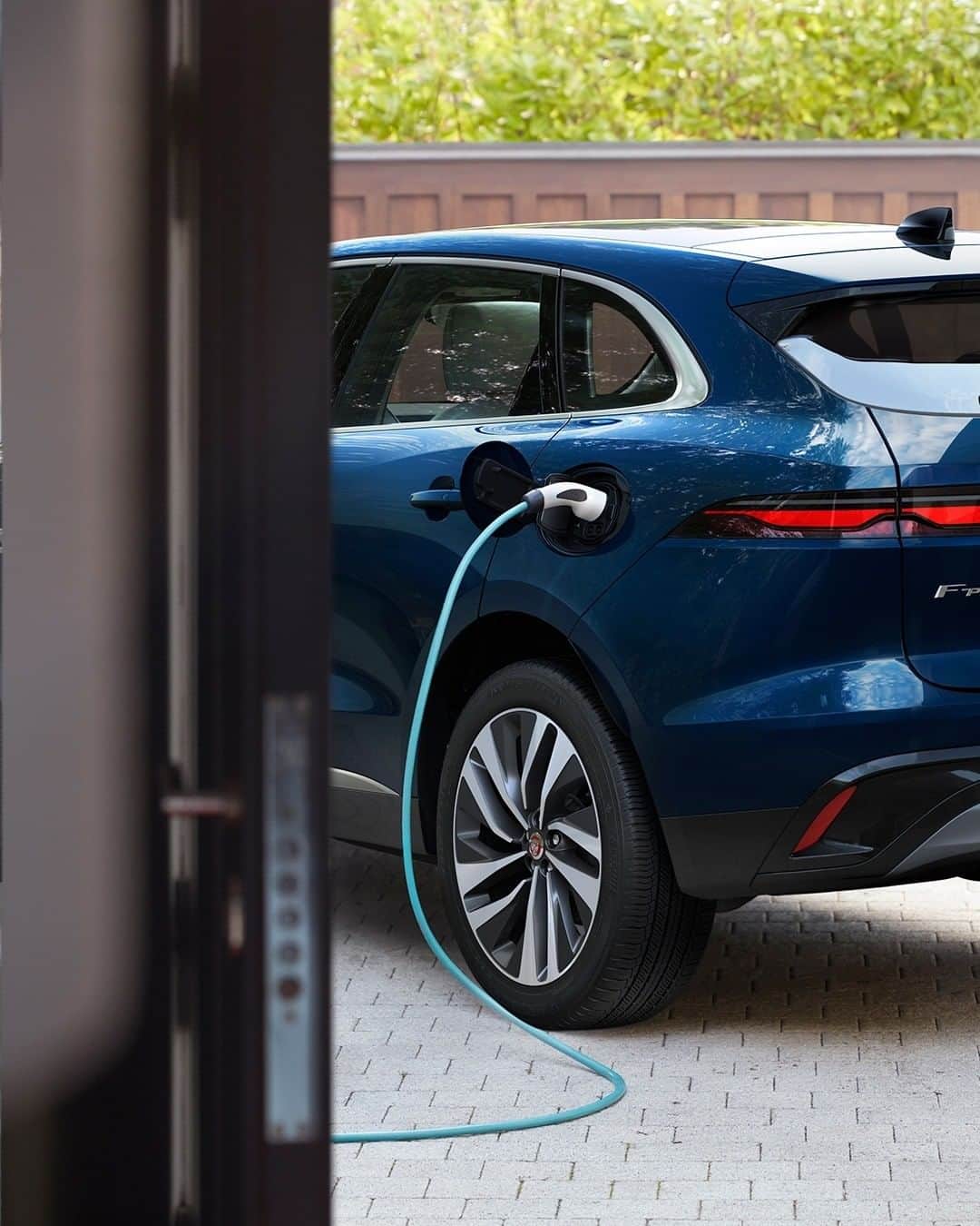 Jaguarさんのインスタグラム写真 - (JaguarInstagram)「The New #Jaguar #FPACE #PHEV: fast charging (32kW DC) delivers 0-80% charge in as little as 30 minutes, while a domestic 7kW wall box provides 0-80% in as little as 1 hour and 40 minutes.  #Premium #Electric #Luxury #Performance #SUV #EV #MHEV #AWD #ElectricCars #Technology #CarsofInstagram」2月21日 23時30分 - jaguar