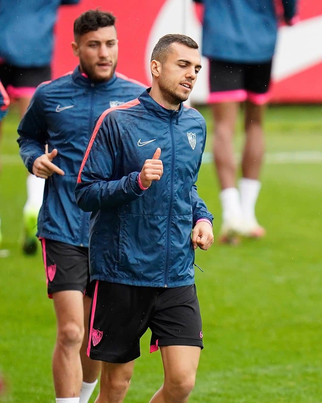 セビージャFCのインスタグラム：「👍🏼 👀 👋🏼  #sevilla #sevillafc #wearesevilla #nuncaterindas #training #rainydays #osasunasevillafc」