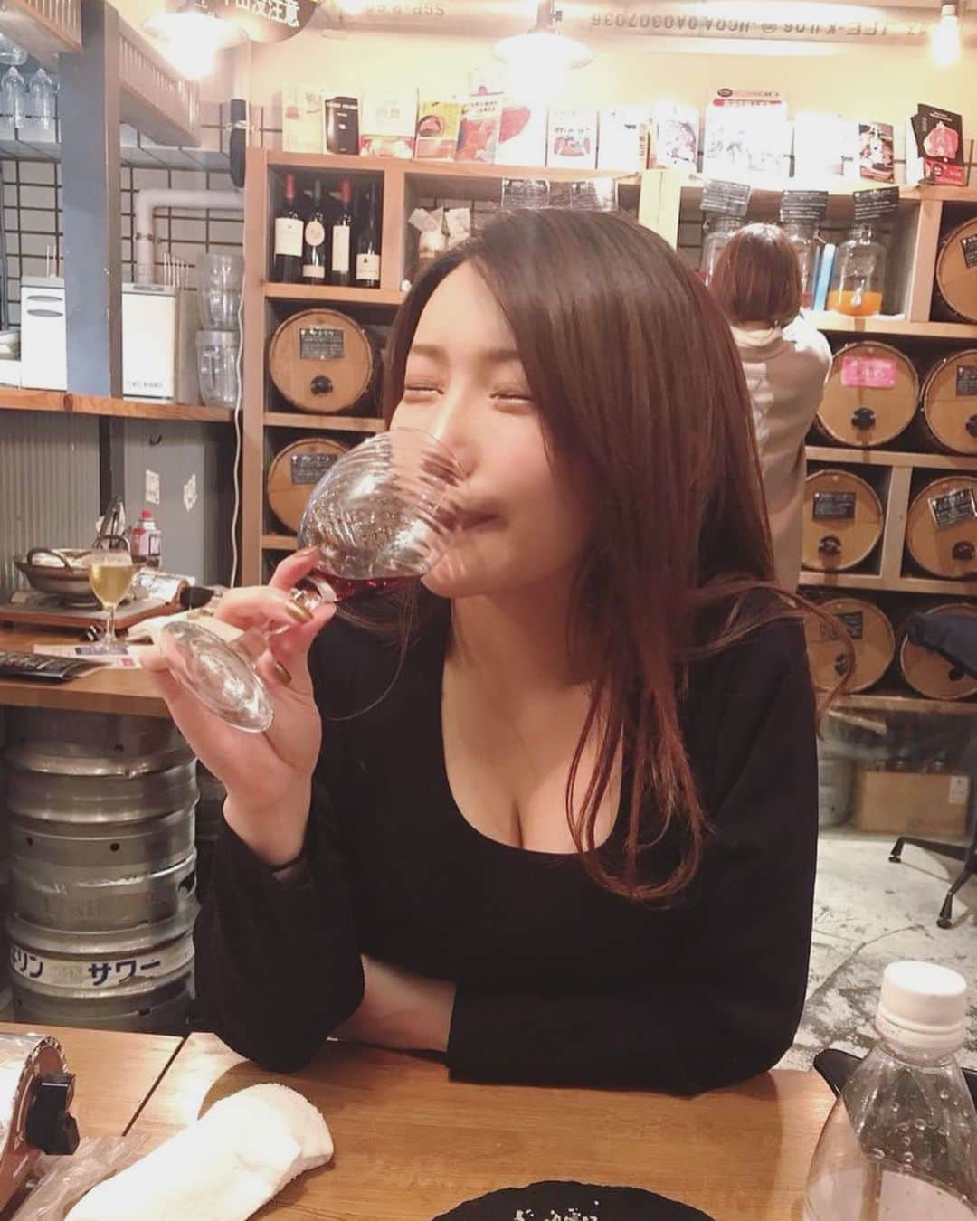 琴井ありささんのインスタグラム写真 - (琴井ありさInstagram)「とにかく赤ワインが好きなのです。 ちなみにお酒飲むと〇〇になります。 . . . 🙈🖤 . #琴井ありさ #コトイスト #お酒好き女子 #赤ワイン好き 今日のこーで #こーで  #チラリスト #明太子リップ #winecollector #wineday #ワイン女子  #followmefollowme #followgram」2月21日 23時30分 - arisa_kotoi