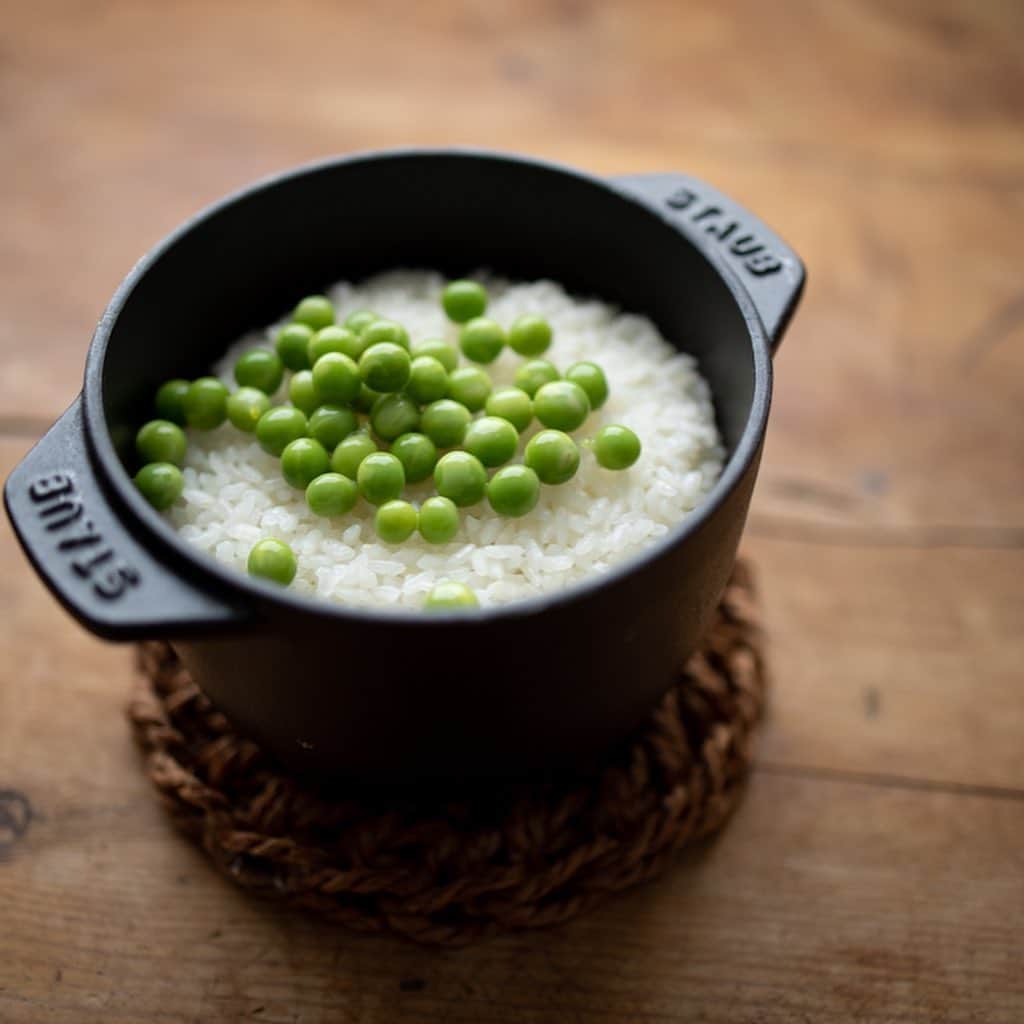 Naomiのインスタグラム：「豆ご飯はじまりました。 我が家はお豆の茹で汁でごはんを炊いて、お豆はあと乗せです。」