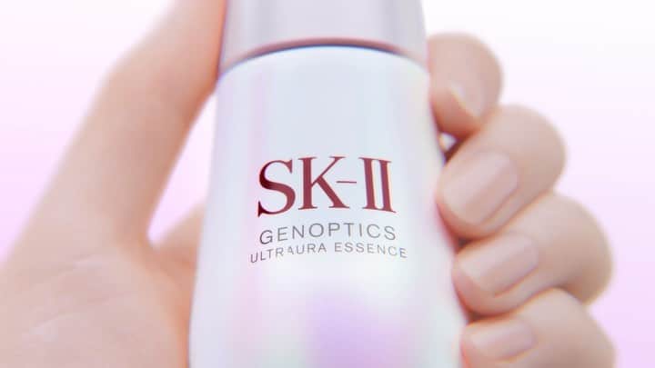 SK-II's Official Instagramのインスタグラム：「Turn up your ultra aura with our NEW GenOptics Ultraura Essence.   SK-II’s faster, stronger brightening essence for dramatically brighter, glowing, and even-toned skin.  Now available in Japan. ✨   新美白美容液「ジェノプティクス ウルトオーラ エッセンス」、登場！  より速く、よりパワーアップした新処方で、オーラ肌の頂点へ✨  @kasumi_arimura.official    #ジェノプティクス #ウルトオーラ #頂上オーラ肌」