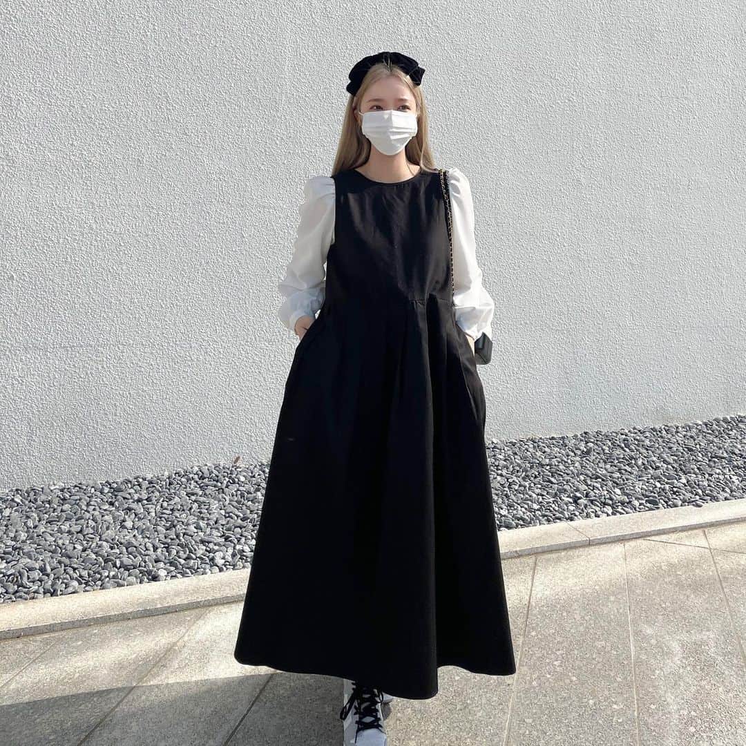 ユン・アラのインスタグラム：「오늘 날이 좋았다고 하던데 다들 행복한 주말 보내셨나요?! 요즘 이것저것 생각할게 많다보니  정신없이 하루가 지나가는 것 같아요 😅 아라무드 30분 뒤 마감됩니다 🙌🏻  역시나 세트가 가장 주문 많아요! 사진으로도 퀄리티 좋은상품인게 느껴지시죠🥺 가격도 착하니까 말다했쥬 히히 주말 편안한 밤 보내세요 🙏🏻 미리 월요팅!」