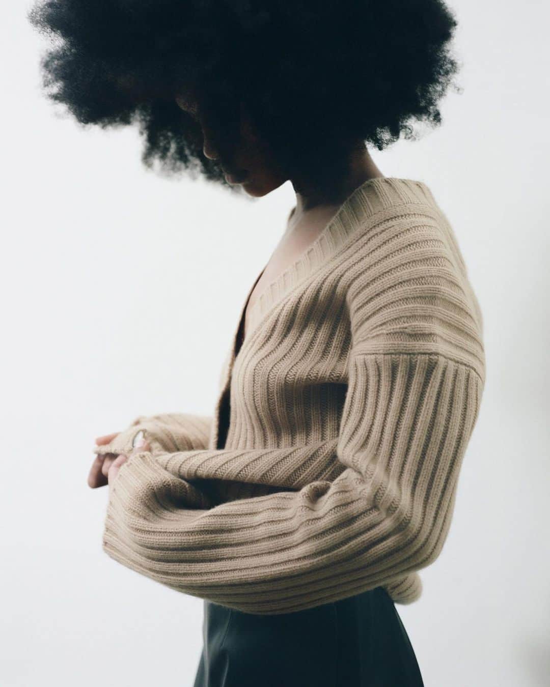 ヴィンスさんのインスタグラム写真 - (ヴィンスInstagram)「A forever knit to reach for season after season: our exceptionally soft cardigan crafted in plush wool cashmere.」2月21日 23時33分 - vince