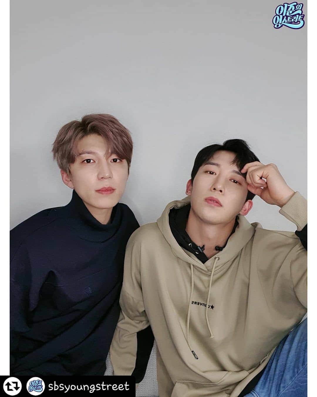 U-KISS（ユーキス）のインスタグラム：「[#유키스] 아앗 눈부셔!!💖😎 영스가 수현 OPPA와 훈DGZZ의 셀카를 따로 부탁드렸는데...!! 글쎄.. 화보를 보내주신 거예요…🙊 감동의 눈물 한바가지 흘리면서😭 흔들린 사진까지 꽉꽉채워 공유합니다💗 유키스 짱짱!!  #sbs #라디오 #영스 #영스트리트 #이준의영스트리트 #이준 #행자 #유키스 #UKISS #수현 #훈 (#리그램 - @sbsyoungstreet by @get_regrammer)」