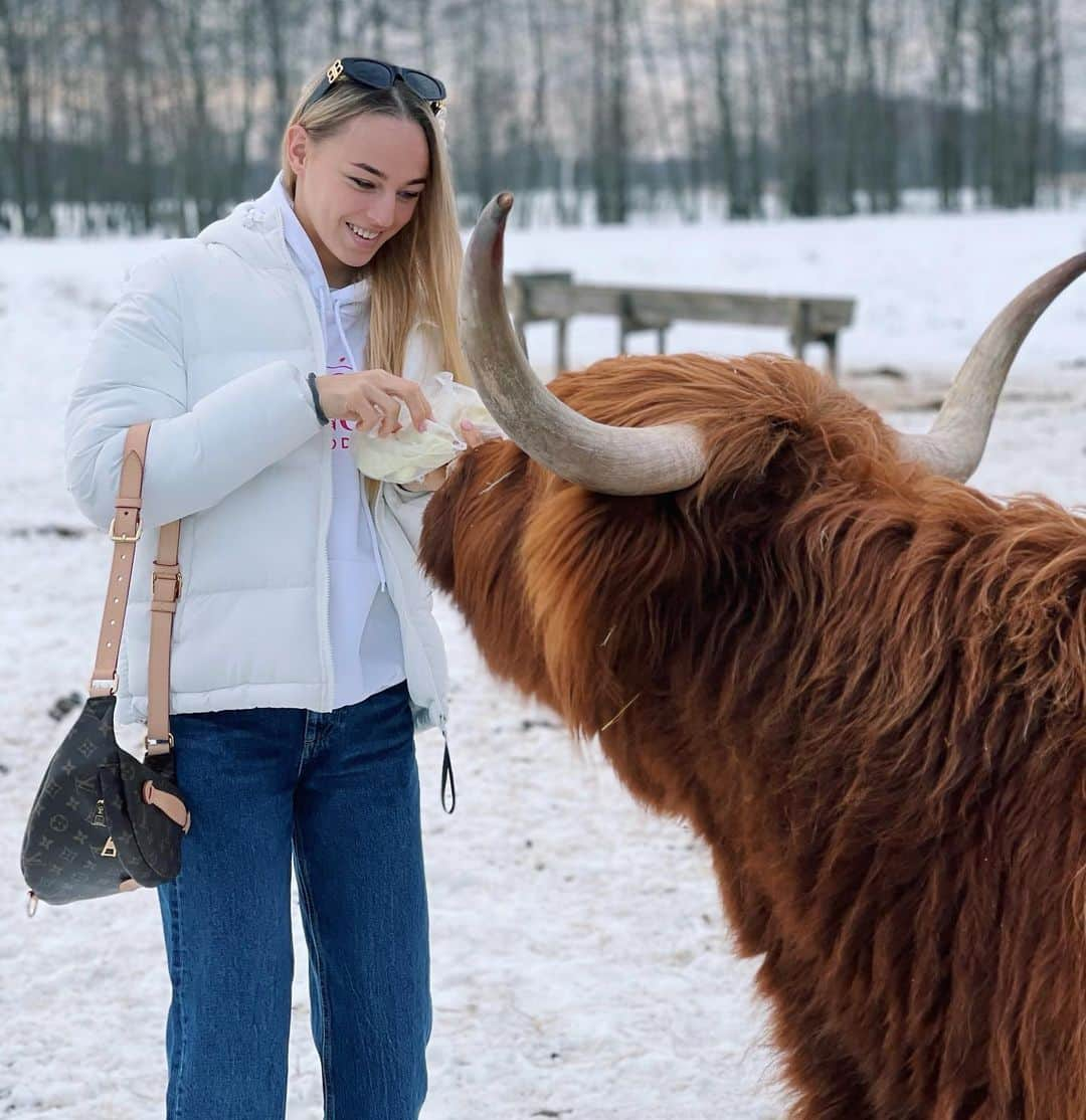 ダリア・ビロディドさんのインスタグラム写真 - (ダリア・ビロディドInstagram)「Место перезагрузки🙌🏻😍🐃🐫🐂 #sunday #animals #winter #enjoying」2月21日 23時35分 - dariabilodid7