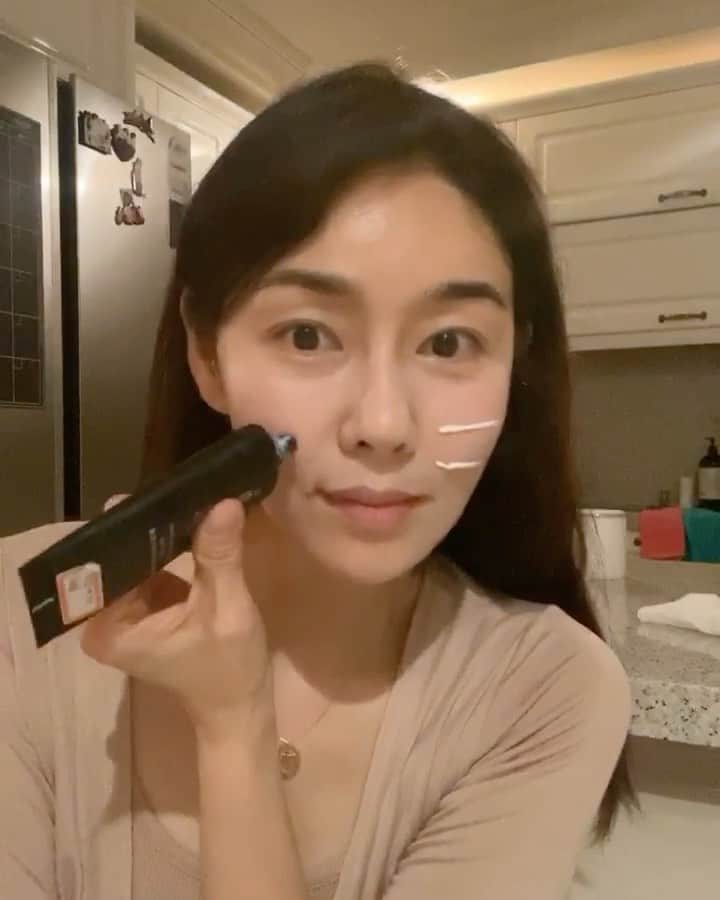 パク・タミのインスタグラム：「- 라방중 제형질문들 있으셨어서요. 직접 발라봤어요^^ 크림제형의 발림감이구요 백탁현상 없고, 살짝 톤업이 되요. ewg안전등급이라 온가족 사용 가능합니다.  @polatam_official #폴라탐 #선크림」