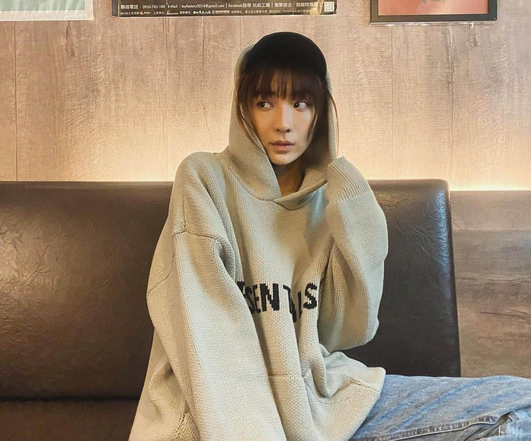 特蕾沙（Teresa）のインスタグラム：「我心不在焉，因為心在你那邊  ？  #晚安 #特特的ootd」