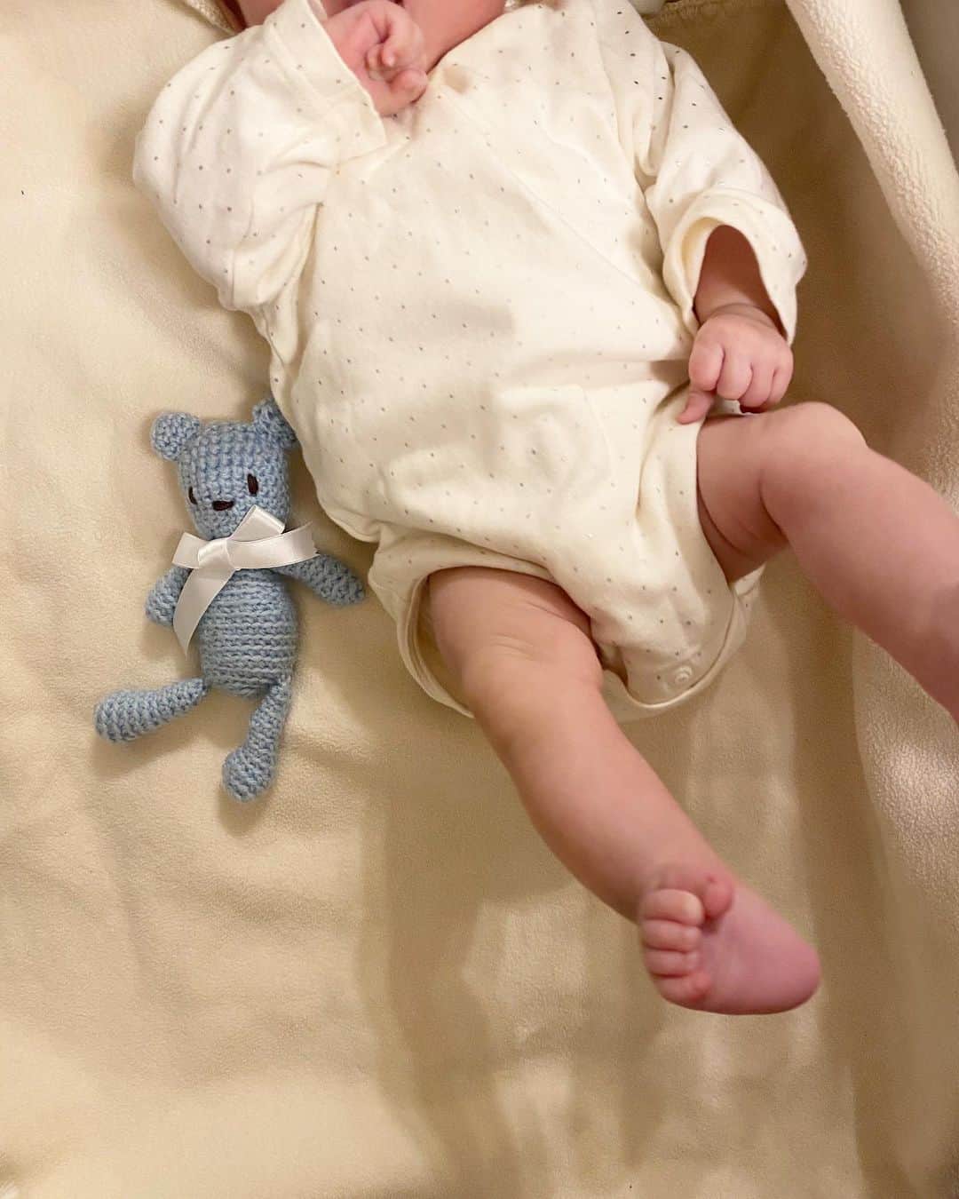 平木愛美のインスタグラム：「ばぁば（母）の手編み🐻‍❄💙️💎  私の妊娠中から作り初めてくれてたおくるみからの、、、 お洋服に、ぬいぐるみに。 どんどん増えてく！！！笑 ｃｕｔｅ🤍  あたたかいね。ほっこりです。ありがとう。  そして日々の朝の話。  ベビーベッドで寝起きの娘のところに、、 「おはよう〜〜〜🌞💓」 と、ぴょこって顔出したら、ママの顔みつけた瞬間、にっこーーーって満面の笑顔なbaby。可愛いなぁ。愛しいなぁ。  ずきゅん。というかんじです。ありがとう。  #愛 #母娘」