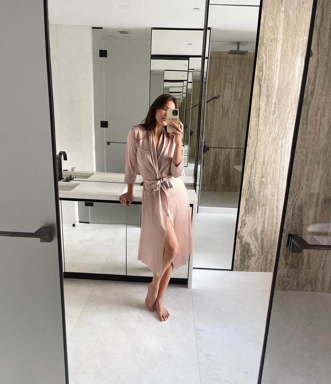 エミリー・DiDonatoのインスタグラム：「Sunday mode 🧖🏻‍♀️ robe @oliviavonhalle」