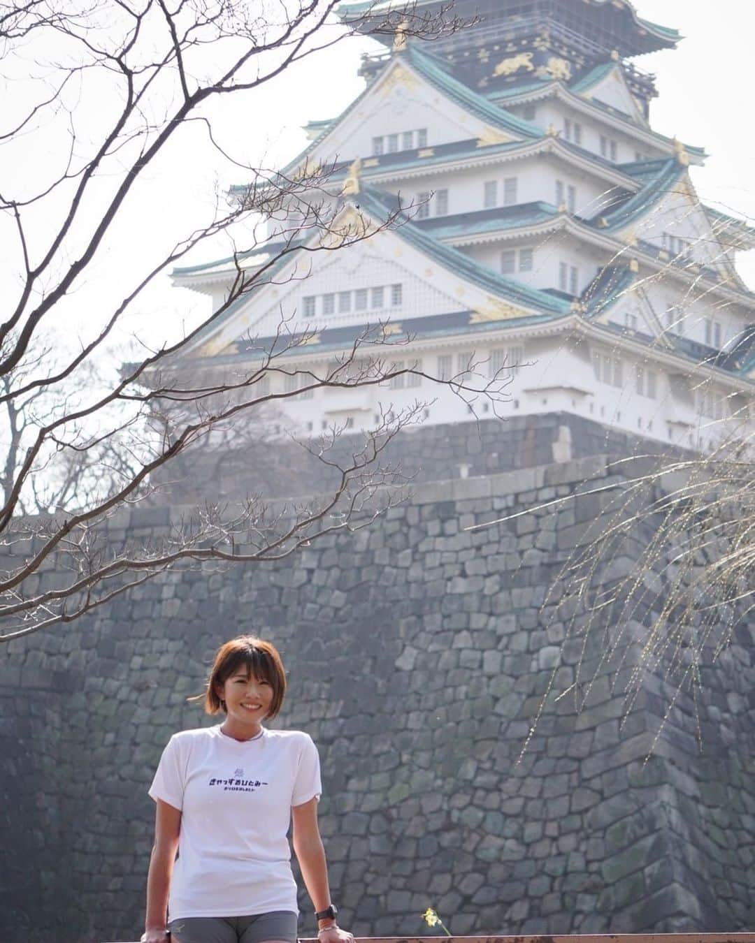 きゃっするひとみーさんのインスタグラム写真 - (きゃっするひとみーInstagram)「#大阪城  一枚で貼りたかった🙏❤️  📷　@aicocoa1027  いつもありがと❤️❤️  私が大阪城にハマった時は、ほぼ海外の方が埋め尽くしていた。 ランナー以外日本の方おらんのちゃうか？！っていつも人をかき分けながら思ってた。（悪いとかじゃないよ！もっとみんな大阪城来て欲しい！ってその当時から思っていた！）  いま、みんな密を避けて？！なのか大阪城はたくさんの人が訪れてると体感します✨商業施設も賑わっていて少し安心。  梅は来週も、見頃です。 大阪城、いいとこですよ😊❤️  #大阪城 #大阪城公園  #大阪城🏯  #大阪城ランニング  #城  #城巡り  #石垣ファンクラブ」2月21日 23時53分 - takaxjumppp