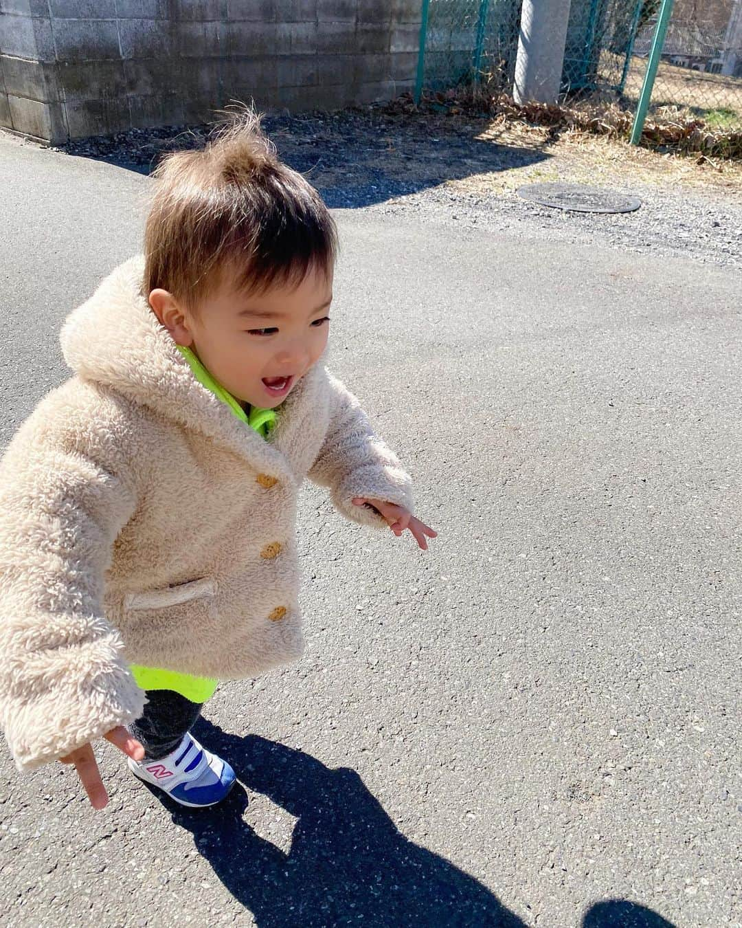 Momoeのインスタグラム：「毎日お散歩楽しいなーみよー🥰❤️  . .  #happy #家事 #育児 #family #家族 #boy #smile #男の子 #息子 #code #love #lucky #kids #子供 #thankyou #宝物 #ベビー #fashion #follow #パパ #ママ #家族写真 #男の子ママ #1歳 #うさぎ #ネザーランドドワーフ」