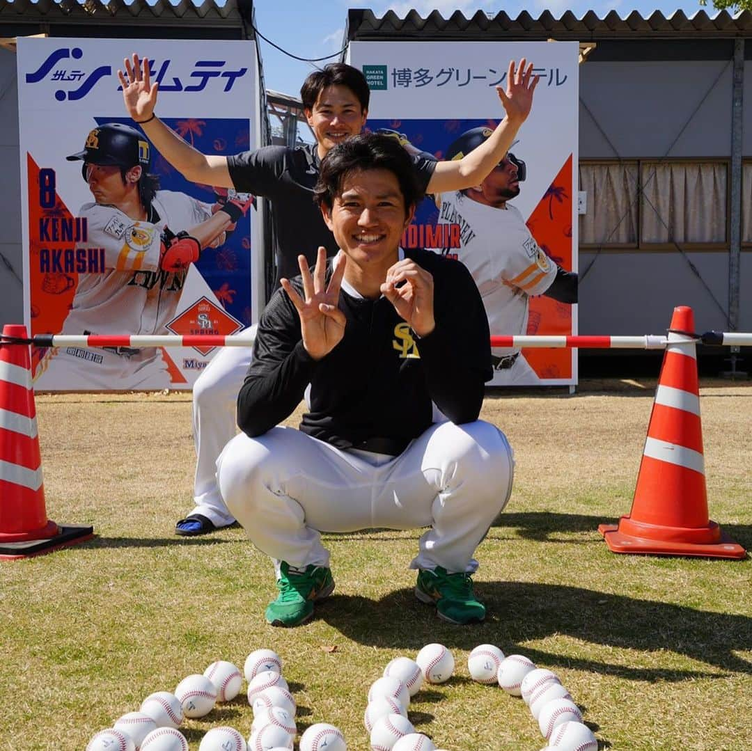 和田毅さんのインスタグラム写真 - (和田毅Instagram)「⚾️ 第5クール終了。 2日目に紅白戦で２イニング無失点。 今の時期にしては良かったと思います。 そして今日で40歳になりました。 たくさんのお祝いメッセージ、チームメイトからのお祝い、本当に嬉しかったです！ まだまだ現役で野球がやれるように頑張ります❗️ #紅白戦のピッチング #イケメン板東と野球談義 #バスケットしたこと #笑って許してください #バースデーケーキその1 #あとで若い子たちが #ほとんど食べてくれた😆 #バースデーケーキその2 #歴代自主トレメンバーからのお祝い #ありがとう😊 #礼と俊が40歳⁉️ #そうです私が40歳です🤣」2月21日 23時46分 - tsuyoshiwada.21