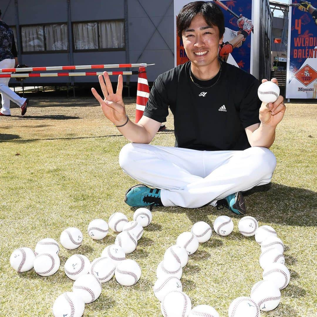 和田毅さんのインスタグラム写真 - (和田毅Instagram)「⚾️ 第5クール終了。 2日目に紅白戦で２イニング無失点。 今の時期にしては良かったと思います。 そして今日で40歳になりました。 たくさんのお祝いメッセージ、チームメイトからのお祝い、本当に嬉しかったです！ まだまだ現役で野球がやれるように頑張ります❗️ #紅白戦のピッチング #イケメン板東と野球談義 #バスケットしたこと #笑って許してください #バースデーケーキその1 #あとで若い子たちが #ほとんど食べてくれた😆 #バースデーケーキその2 #歴代自主トレメンバーからのお祝い #ありがとう😊 #礼と俊が40歳⁉️ #そうです私が40歳です🤣」2月21日 23時46分 - tsuyoshiwada.21