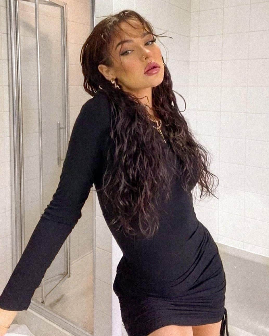 SHEINのインスタグラム：「Elegant and charming 🖤  @izzyshea.ig @brightmgmt   Shop Item #: 1503224  #SHEINgals #SHEINstyle #SHEINSS21 #lbd」