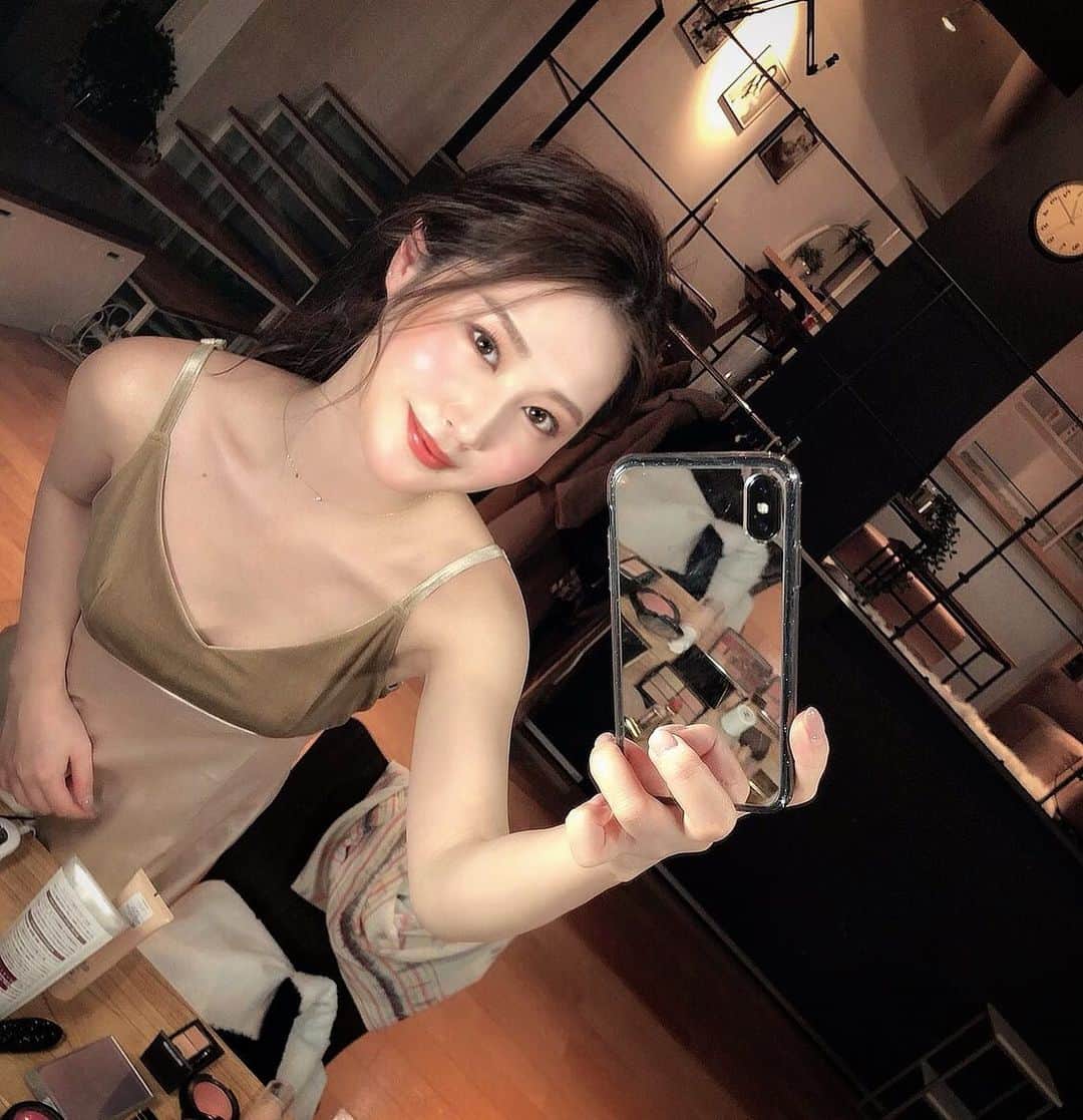 八尋莉那のインスタグラム：「昨日の撮影でやって頂いた艶々メイクが素敵だった💞🥰📸いつもと違う感じだけどどうですか😗？ 同じコスメが欲しくて探したけどお店もオンラインも完売でした〜😂大人気だぁ🥺💦」