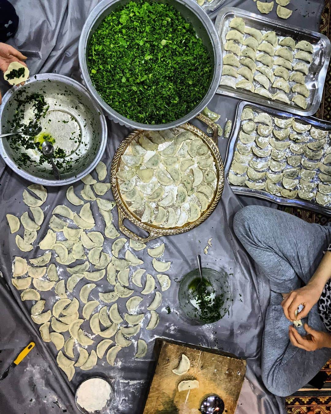 National Geographic Creativeのインスタグラム：「Photo by @kianahayeri / Ashak (vegetarian dumplings) and Mantou (beef dumplings) are a time-consuming afghan dish that is often prepared and served on holidays or special gatherings. While traditionally these delicious dumplings are only filled with chives, Fakhria's take on them are filled with chives, mint, cilantro, spring onion and dill. She will serve you a big plate of it with bean sauce and topped with chakka (thick yogurt with strong flavor) and dried mint and a handful of homemade chutney on the side. #afghancuisine #kabul #afghanistan」