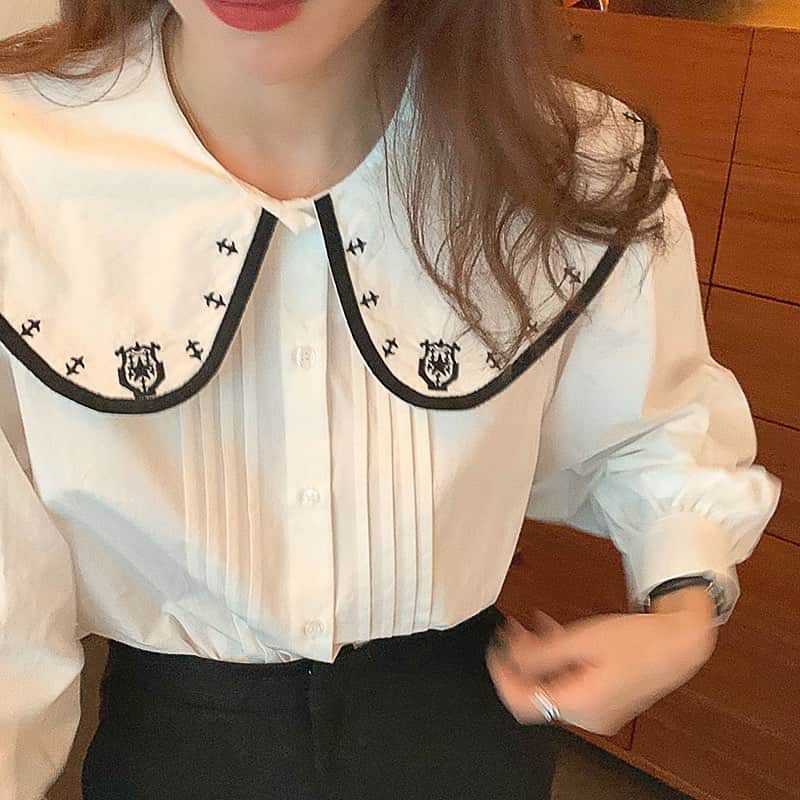 のインスタグラム：「予約販売一ヶ月待ち 通勤シャツ 韓国ブラウス ピーターパン トップス ・ ♥送料無料【3480円】 ♥商品番号【RPC102213】 ♥自己紹介のウェブでご購入頂けます♥ ・ ・これからの季節は1枚持っていると大活躍間違いなし💫 ・着るだけで品よくコーデがキマります❤️❤️❤自然と着回し力が上がる定番トップスは何枚でも欲しいアイテム❤️❤️❤ ・ ・ #셔츠  #春コーディネート #トップス #ブラウス好き #本日のコーデ #春コーデ #おしゃれ好きな人と繋がりたい #韓国ファッションコーデ #シャツ好き #ブラウスコーデ #반소매 셔츠」